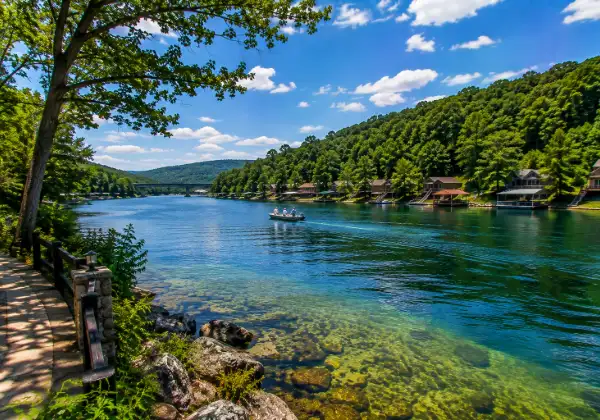 Boating and recreation on Lake Taneycomo
